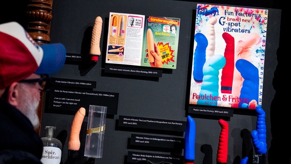 Unterschiedliche Vibratoren und Sexspielzeuge sind im Museum "L'Apotheque" auf St. Pauli ausgestellt © picture alliance/dpa | Daniel Bockwoldt Foto: Daniel Bockwoldt