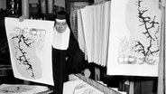 Sister Mary Corita, alias Corita Kent, trägt Drucke im Atelier © picture alliance/AP Images | Ellis R. Bosworth Foto: Ellis R. Bosworth
