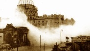 Sprengung des Berliner Stadtschlosses am 7.9.1950 auf Anordnung der Staatsmacht der DDR © picture alliance / akg-images Foto: akg-images