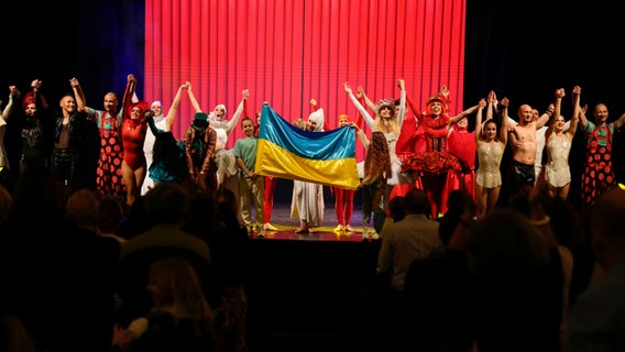 Schauspieler halten eine ukrainische Flagge hoch © picture alliance / ASSOCIATED PRESS | Alessandra Tarantino Foto: Alessandra Tarantino