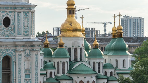 Die Kuppeln auf der Sophienkathedrale sind vergoldet. Das Bauwerk gehört seit 1990 zum Weltkulturerbe der UNESCO. © picture alliance/dpa Foto: Christophe Gateau