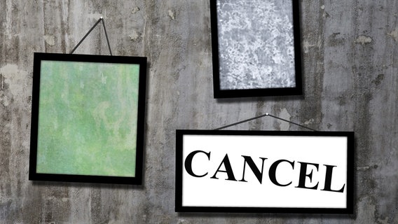 An einer Wand hängen drei Bilder von denen eines mit "cancel" beschriftet ist. © colourbox Foto: Gumphol Aimjai
