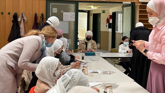 Ein Kurs der Star Leaders Akademie in einer Moschee © NDR Foto: Kadriye Acar