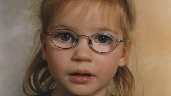 Ein kleines Mädchen mit Brille schaut in die Kamera. © Philipp Lippert / DRIVE beta GmbH 