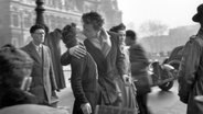 Zwei Menschen küssen sich © picture-alliance/ dpa | Museum/Doisneau Robert Foto: Doisneau, Robert