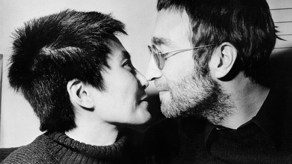 Yoko Ono und John Lennon machen einen Eskimo Kiss © picture alliance / AP Images | Bob Dear Foto: Bob Dear