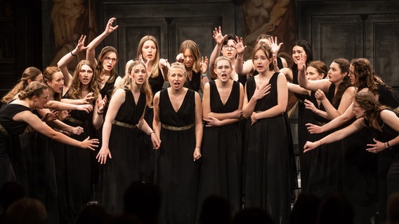 Das Ensemble LaCappella 2.0 singt stark gestikulierend auf einer Bühne. © Helge Krückeberg Foto: Helge Krückeberg