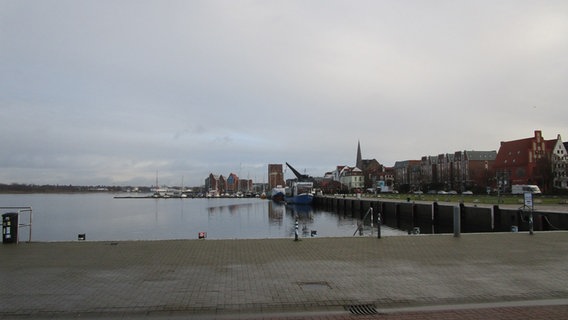 Der Hafen von Rostock mit weißen Wolken, rechts steht die Häuserreihe am Hafen entlang. © Axel Seitz / NDR Foto: Axel Seitz