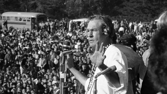 Timothy Leary beim "Human Be-In" im Golden Gate Park, San Francisco, am 14. Januar 1967. © picture alliance/AP Images Foto: Robert W. Klein