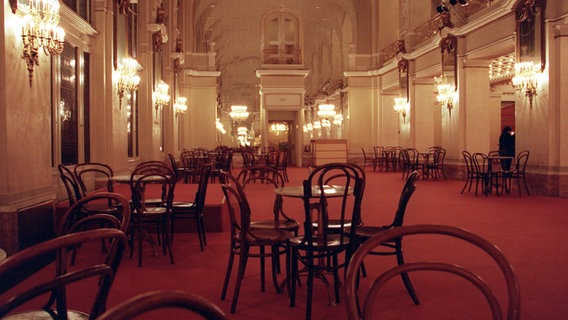 Stühle stehen in einem leeren Theater-Foyer © picture-alliance / ZB /Tom Maelsa Foto: Tom Maelsa
