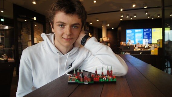 Thore Michels schaut stolz hinter seinem Lego-Bausatz hervor © NDR Foto: Astrid Wulf