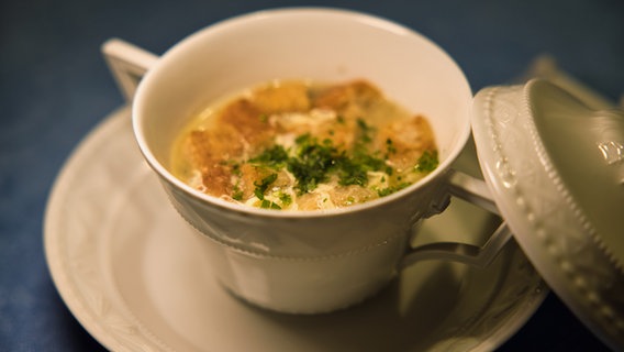 Ein Schüssel mit Gurken-Suppe steht auf einem Tisch. © NDR Foto: Tim Piotraschke