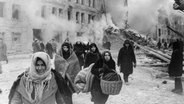 Bewohner der Stadt Leningard während der Belagerung durch die Wehrmacht © dpa Picture-Alliance Foto: akg-images