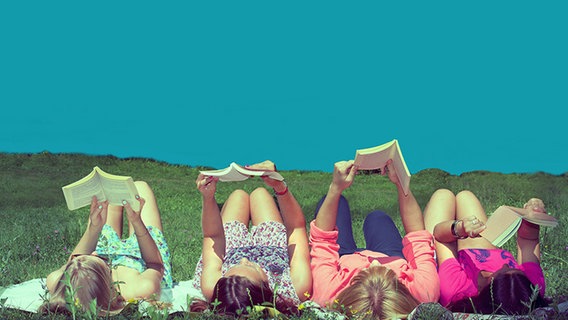 Vier junge Frauen liegen auf einer Wiese und lesen. © pixelrain - Fotolia 