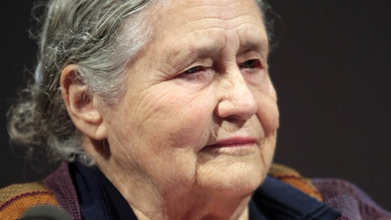 Doris Lessing bei einer Lesung im Hamburger Literaturhaus © dpa 