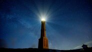 Ein Leuchtturm in sternenklarer Nacht © picture alliance / dpa Foto: Mohssen Assanimoghaddam