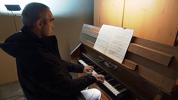 Friedrich Dreese sitzt an der Orgel in der Kirche in Liepen und spielt © NDR.de 