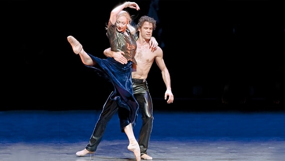 Carsten Jung und Anna Polikarpova tanzen einen Pas de deux © dpa- Bildfunk Foto: Markus Scholz