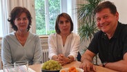 Ellen Geyer-Köhler (links), Fereshteh Afsar und Christoph Hutter bilden das Team der Psychologischen Beratungsstelle Lingen © NDR 