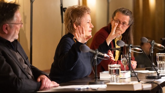 Rainer Moritz, Ulrike Draesner und Joachim Dicks auf dem Podium im Literaturhaus Hamburg © Daniel Müller (c) Literaturhaus Hamburg 