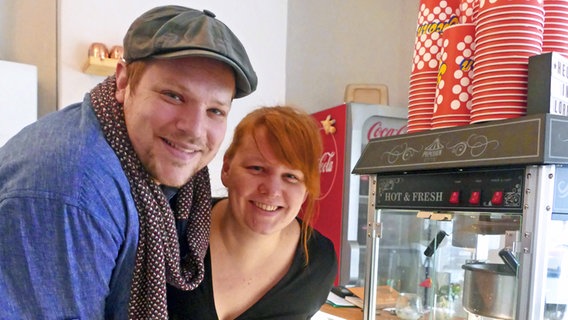 Wiebke and Johannes Thomsen behind the counter © NDR 