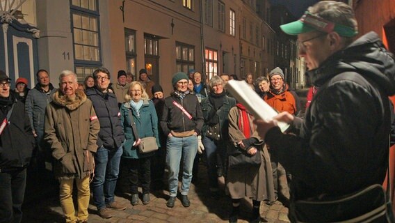 Kult-Stadtführer Sven Amtsberg vor einer Gruppe © NDR.de/Astrid Wulf Foto: Astrid Wulf