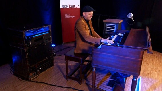 Lutz Krajenski im NDRKultur Studio an der Hammond-Orgel © NDR.de 