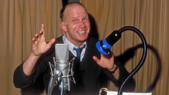Hörspielsprecher und Schauspieler Lutz Mackensy in einem Aufnahmestudio (1990) © IMAGO / APress 