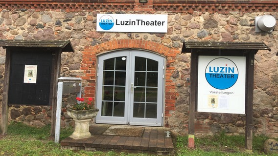 Außenansicht des LuzinTheater in Wittenhagen an der Mecklenburgischen Seenplatte. © NDR Foto: Kathrin Matern