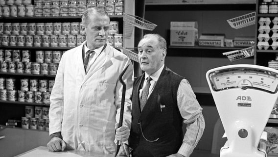 Zwei Männer stehen in einem Lebensmittelladen. © picture alliance / United Archives/Pilz | Siegfried Pilz 