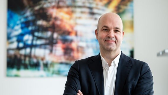 Ein Mann mit weißem Hemd und dunklem Sakko lächelt in die Kamera © picture alliance/dpa Foto: Bernd von Jutrczenka