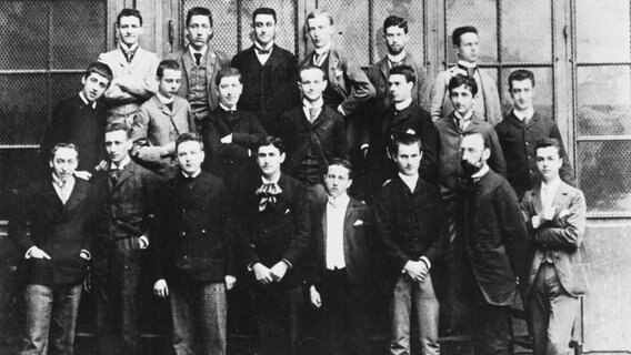 Gruppenbild der Schüler des Philosophiekurses von M.Darlu am Lycée Con dorcet in Paris, 1888-1889: In der zweiten Reihe links Marcel Proust. © picture alliance / akg-images | akg-images 