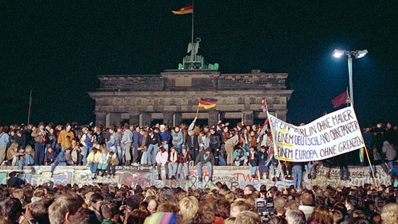 Feier am Brandenburger Tor am 10. November 1989 anlässlich des Mauerfalls. © dpa-Report Foto: Peter Zimmermann