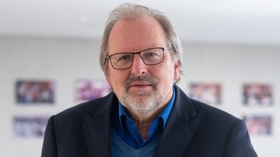 Ein Porträtbild zeigt Heinz-Peter Meidinger, Präsident des deutschen Lehrerverbands. © dpa Foto: Armin Weigel