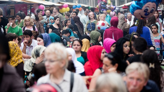 Ramadanfest auf der Karl-Marx-Straße in Berlin-Neukölln © picture alliance / dpa Foto: Jörg Carstensen