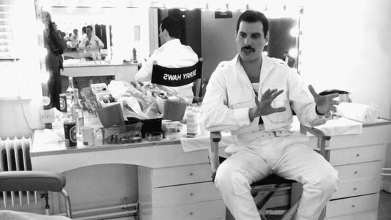 Freddie Mercury gibt in einer Künstlergarderobe ein Interview. © dpa/London Express 
