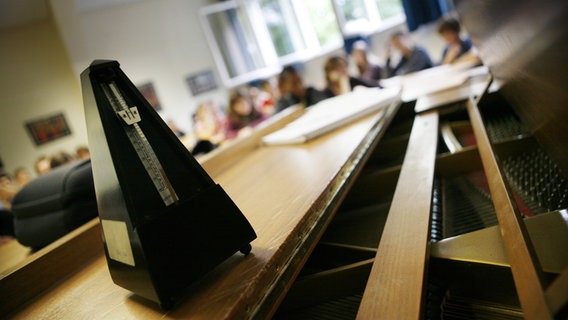 Ein Metronom steht in einem Gymnasium während des Musikunterrichtes auf dem Flügel. © picture alliance / dpa Foto: Frank Rumpenhorst