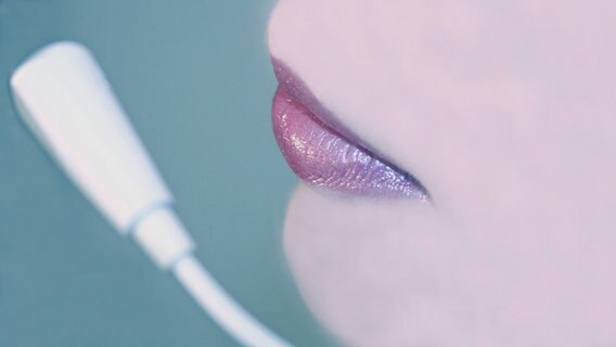 Lippen und Mikrofon eines Headsets © blickwinkel/McPHOTO 