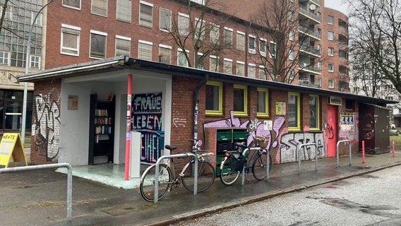 Ein kleines, eingeschossiges Backsteingebäude, das bunt bemalt ist, steht an einer Straße © NDR Foto: Antonia Reiff