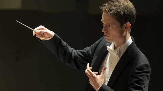 Der Dirigent Felix Mildenberger beim Dirigieren. © Felix Mildenberger Foto: Elle Logan