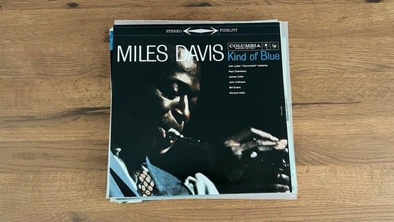 Das Cover der Platte "Kind Of Blue" von Miles Davis liegt auf einem Tisch © Columbia 