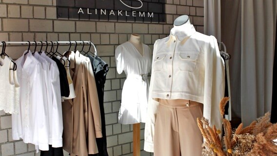 Auf dem Bild ist der Pop-Up-Store der Designerin Alina Klemm zu sehen. Im Vordergrund ist eine Schaufensterpuppe zu sehen, die Mode der Designerin trägt. © NDR Foto: Alina Klemm