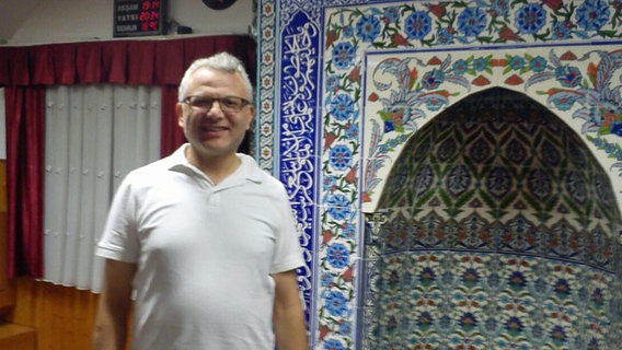 Tahsin Cem in der Eyüp-Sultan-Moschee in Norderstedt © NDR 