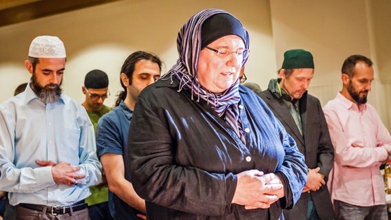 Rabeya Müller hält ein Abendgebet beim LIB-Iftar in Berlin © Lutz Jäkel 