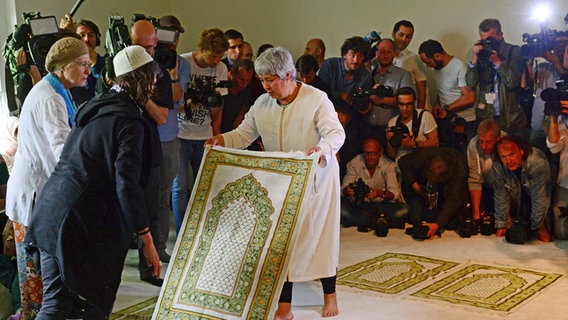 Seyran Ateş beim Freitagsgebet in der neuen liberalen Berliner Moschee © imago 