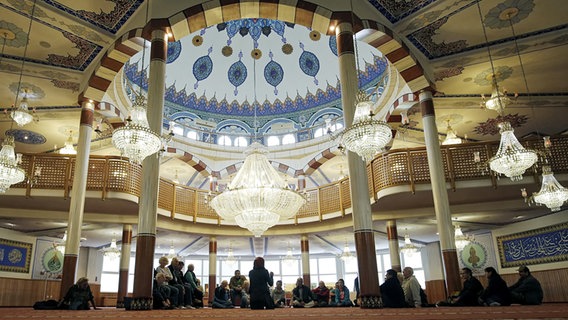 Besucher stehen am Tag der offenen Moschee im Gebetsraum der Yavuz-Sultan-Selim-Moschee in Mannheim © picture alliance / dpa 