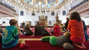 Besucher am Tag der offenen Moschee © picture alliance / dpa Foto: Monika Skolimowska