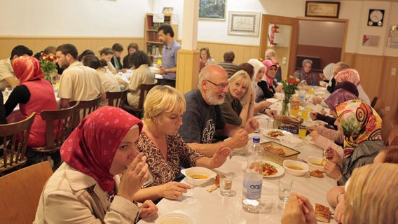 Menschen beim Essen in einer Moschee © NDR 