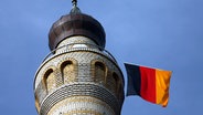 Die deutsche Flagge weht an einem Minarett der Zentrum Moschee im schleswig-holsteinischen Rendsburg. © dpa Foto: Carsten Rehder