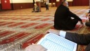 Mann liest Koran in Moschee © picture alliance / Marcus Brandt/dpa | Marcus Brandt Foto: Marcus Brandt